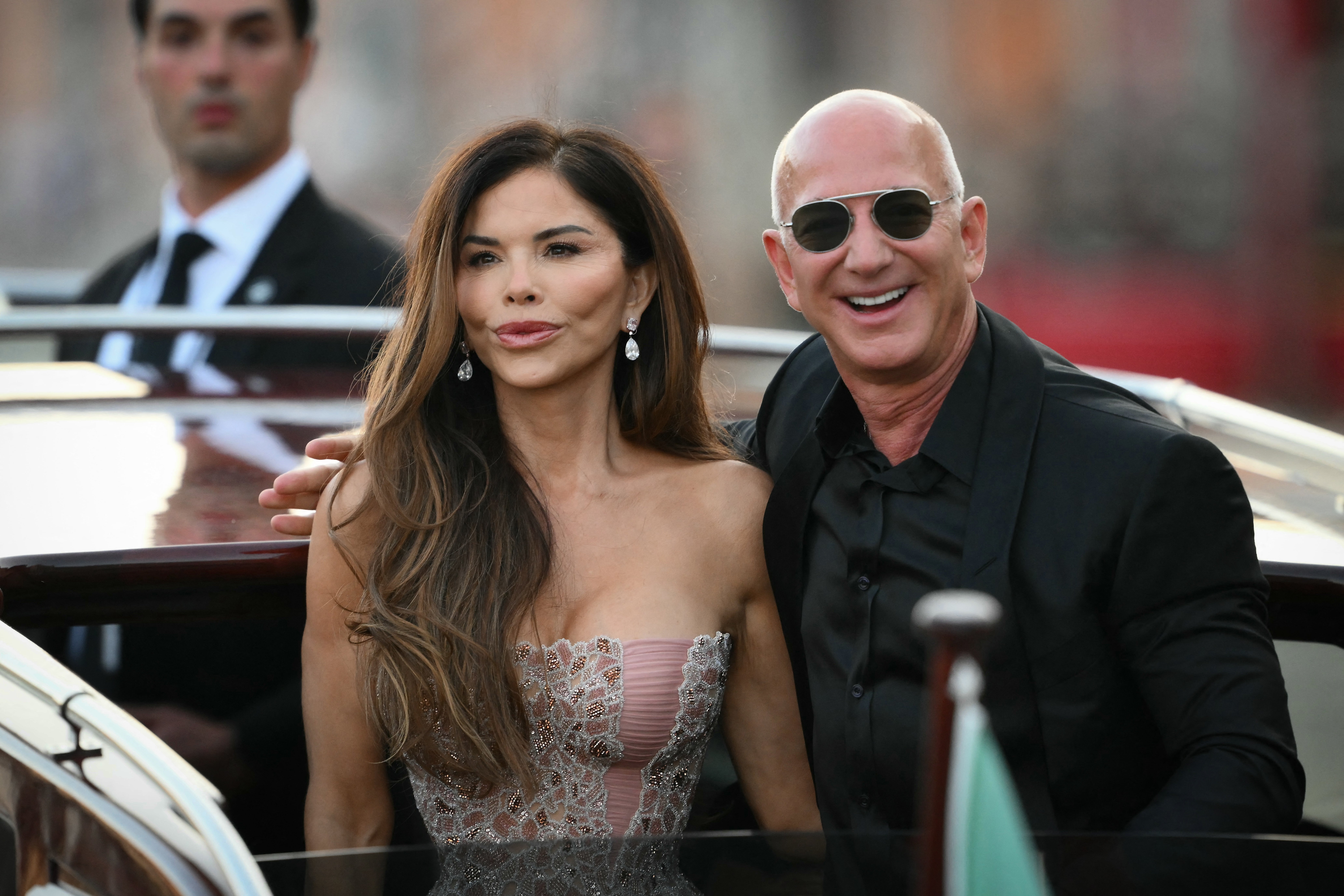Bezos i supruga Lauren Sanchez Bezos napuštaju hotel Aman trećeg dana svog vjenčanja u Veneciji, Italija, 28. lipnja 2025.