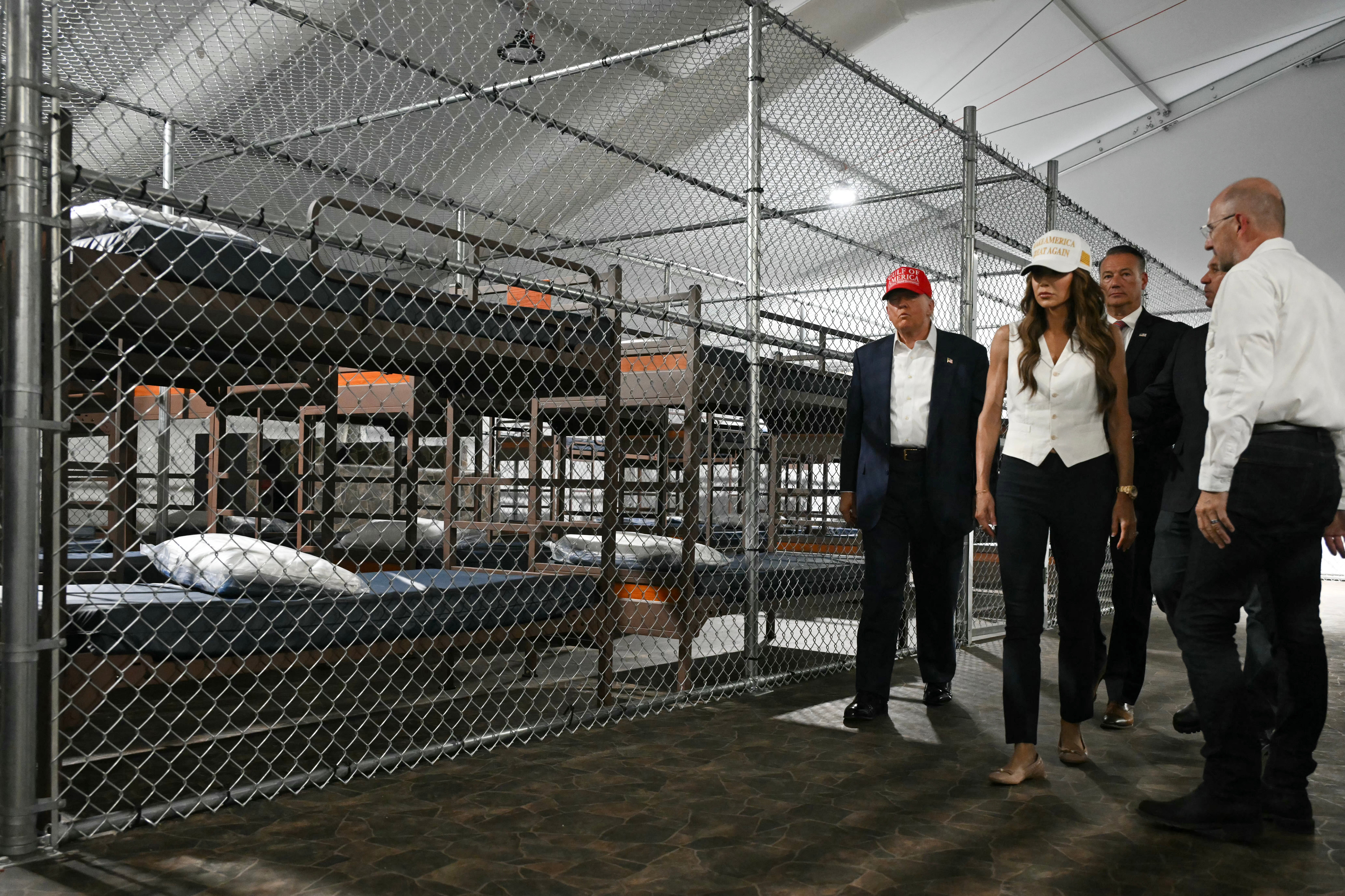 Predsjednik Donald Trump, bivša ministrica domovinske sigurnosti Kristi Noem i guverner Floride Ron DeSantis svi su osobno obišli postrojenje prošle godine