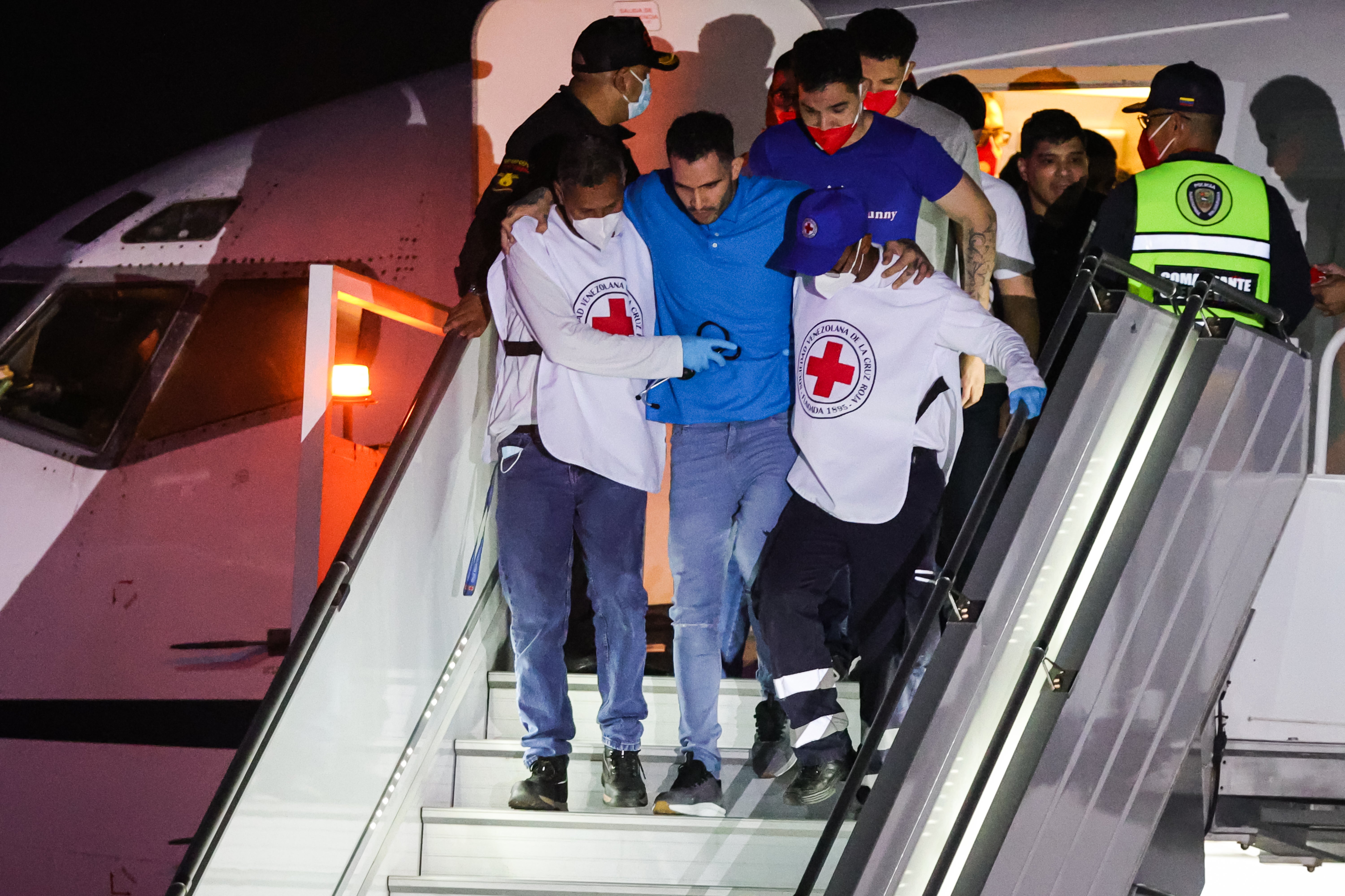 Memorandum je uslijedio nakon visokoprofilirane pravne bitke oko hitnih deportacija desetaka venezuelanskih muškaraca koji su brzo poslani u brutalni zatvor u El Salvadoru u ožujku 2025. Pušteni su u svoje matične zemlje nekoliko mjeseci kasnije u sklopu sporazuma o razmjeni zatvorenika sa SAD-om