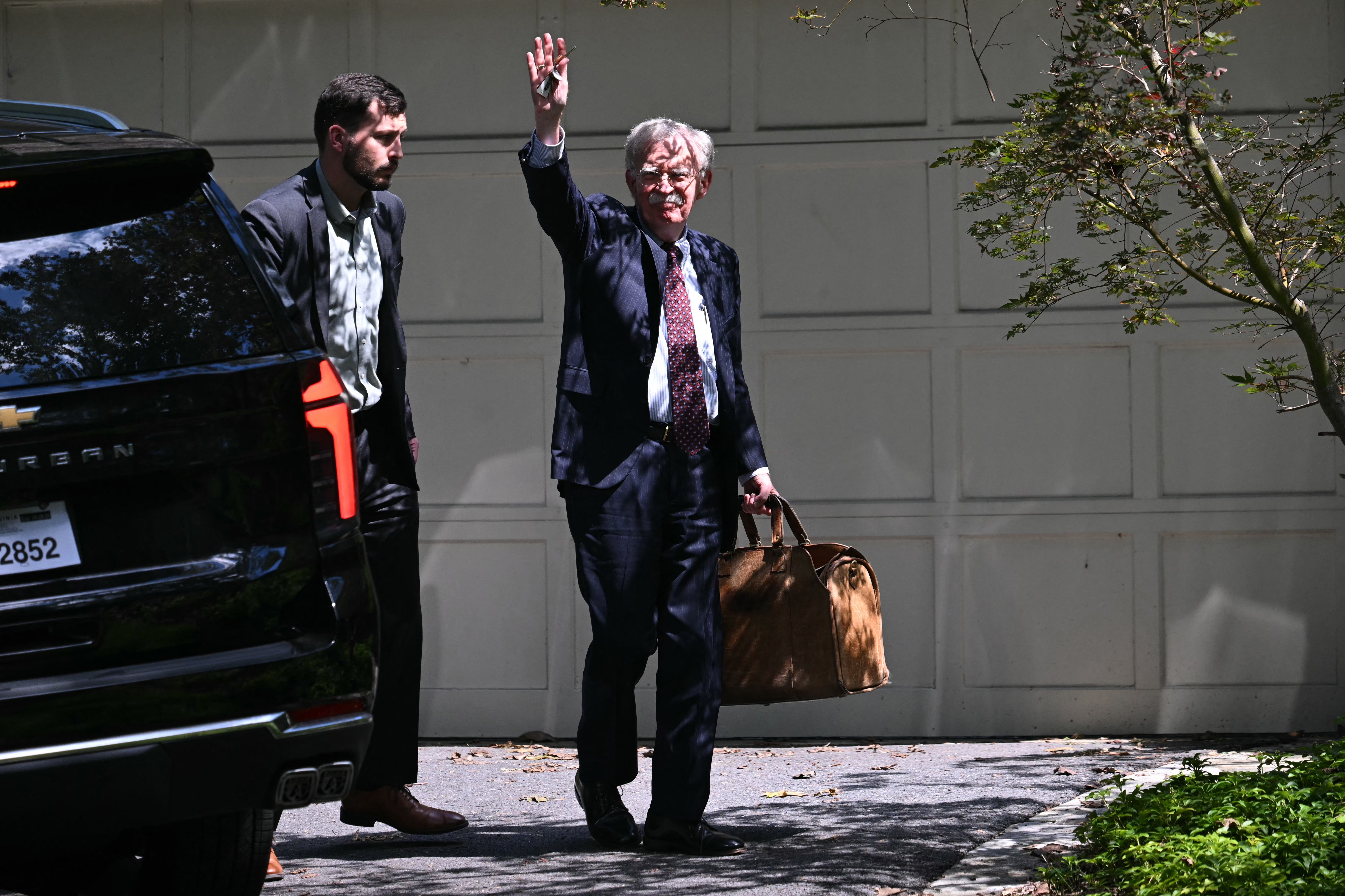 Bolton slikan na dan kada su savezni agenti pretražili njegov dom u Bethesdi u sklopu istrage u kolovozu 2025.