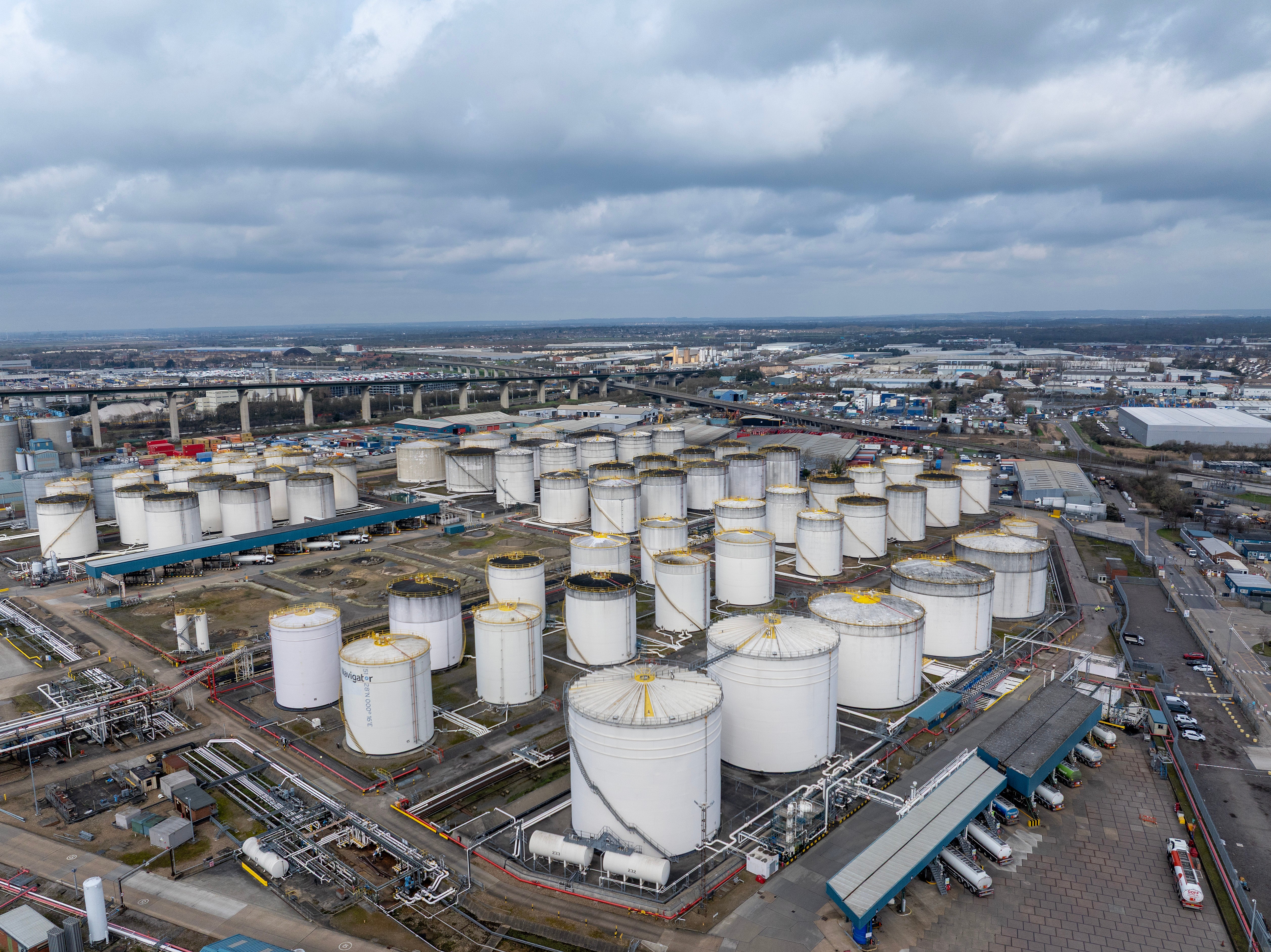 Rukovoditelji naftne industrije javno su, a navodno i privatno, izrazili zabrinutost zbog smanjenja globalnih zaliha nafte koje dodatno guraju cijene plina