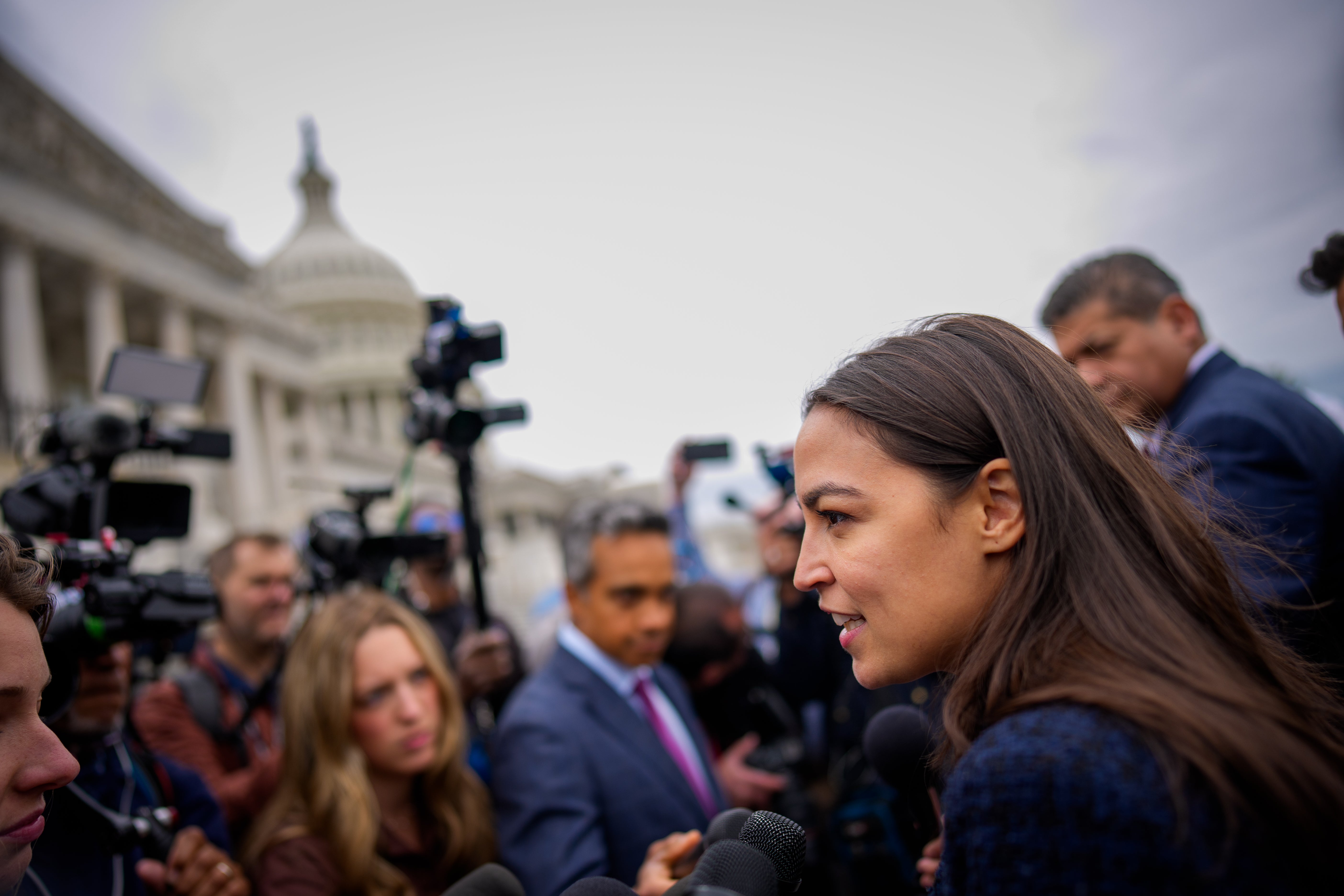 Zastupnica Alexandria Ocasio-Cortez (DN.Y.) optužila je predsjednika da je prevario Knickse.
