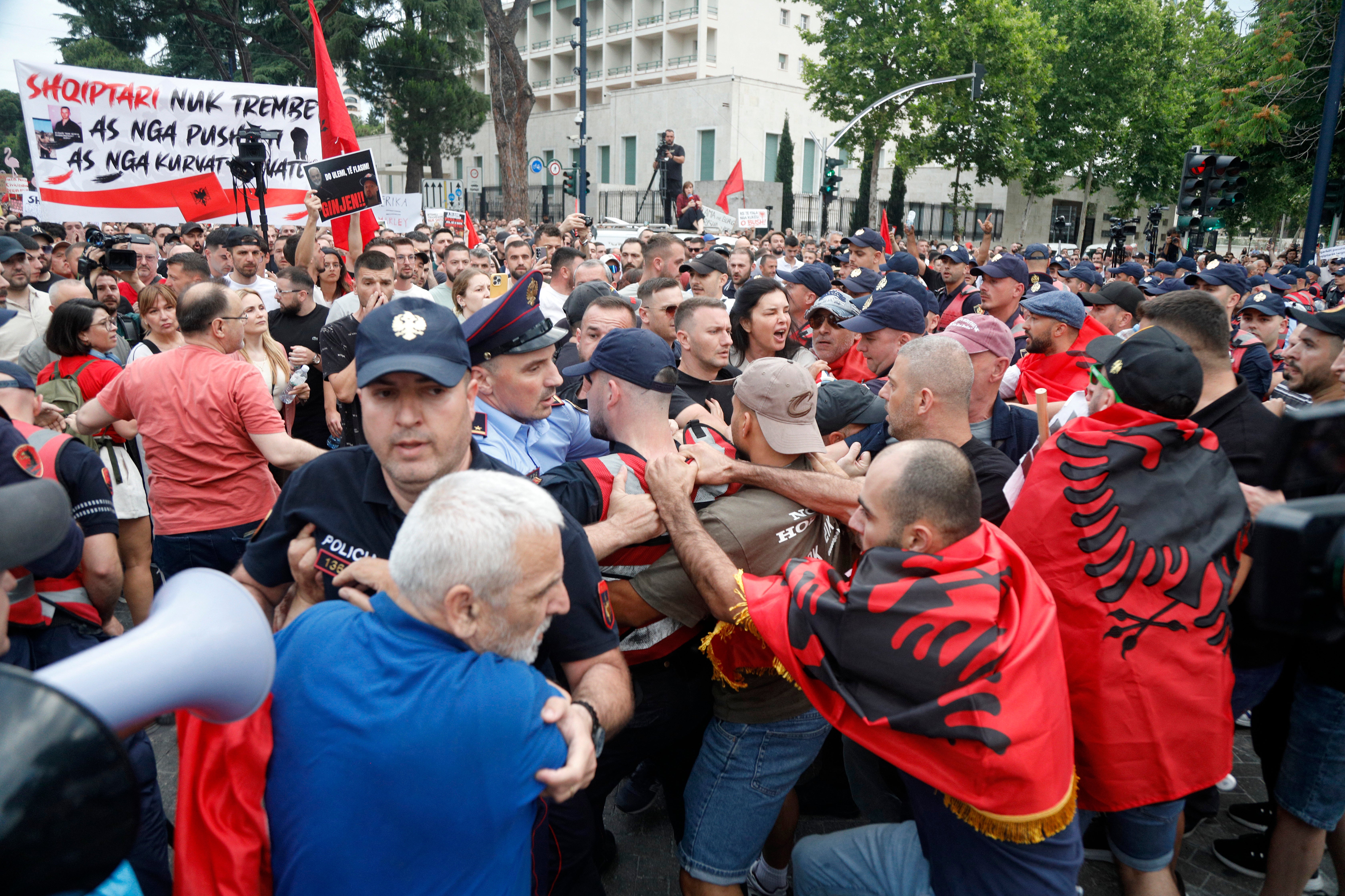 Prosvjednici su se sukobili s policijom tijekom prosvjeda ispred ureda premijera u srijedu