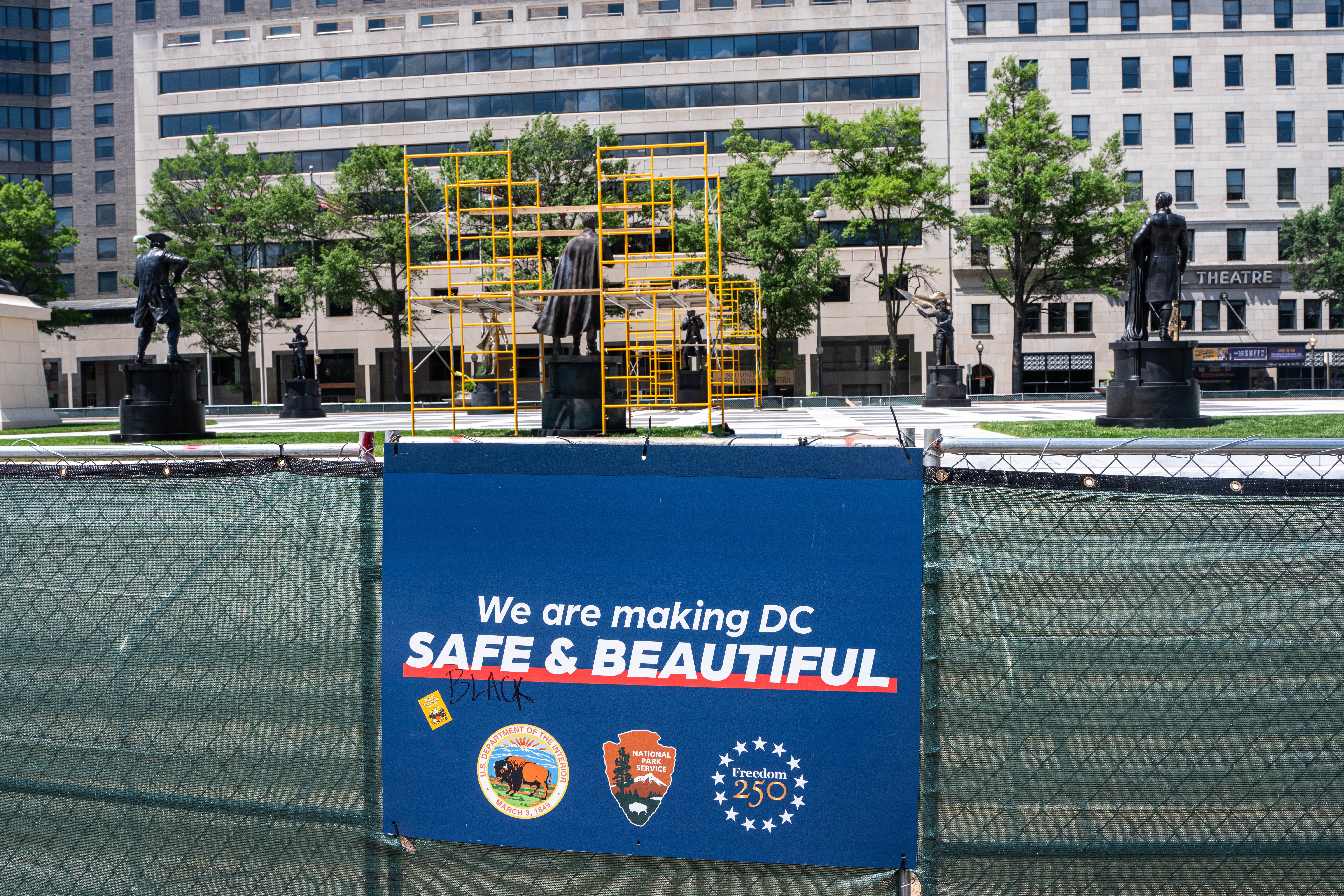 Kipovi se vide na Freedom Plazi tijekom renoviranja 7. lipnja 2026. u Washingtonu, DC
