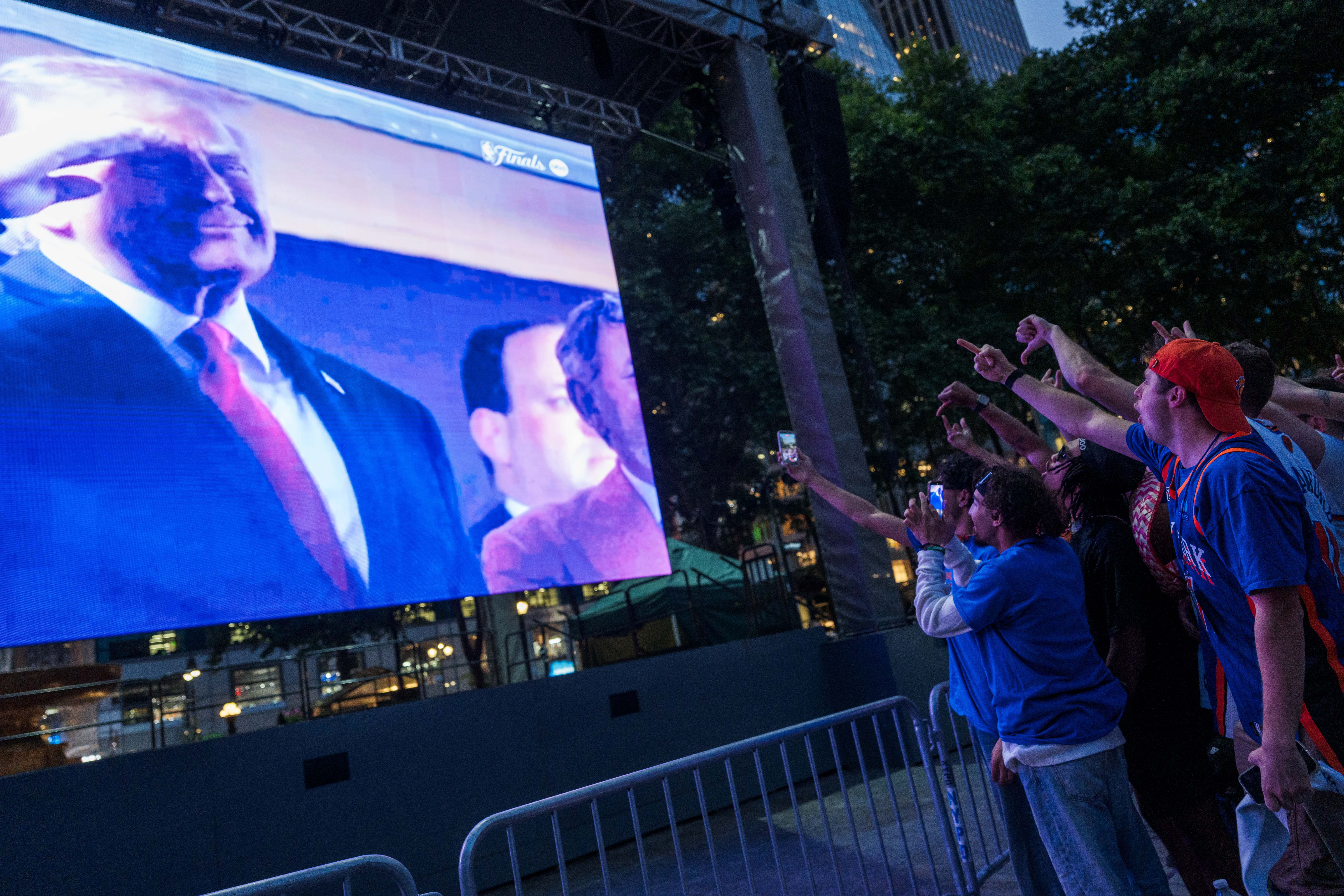Navijači unutar i izvan Madison Square Gardena izviždali su Donalda Trumpa kada se pojavio na finalu NBA lige