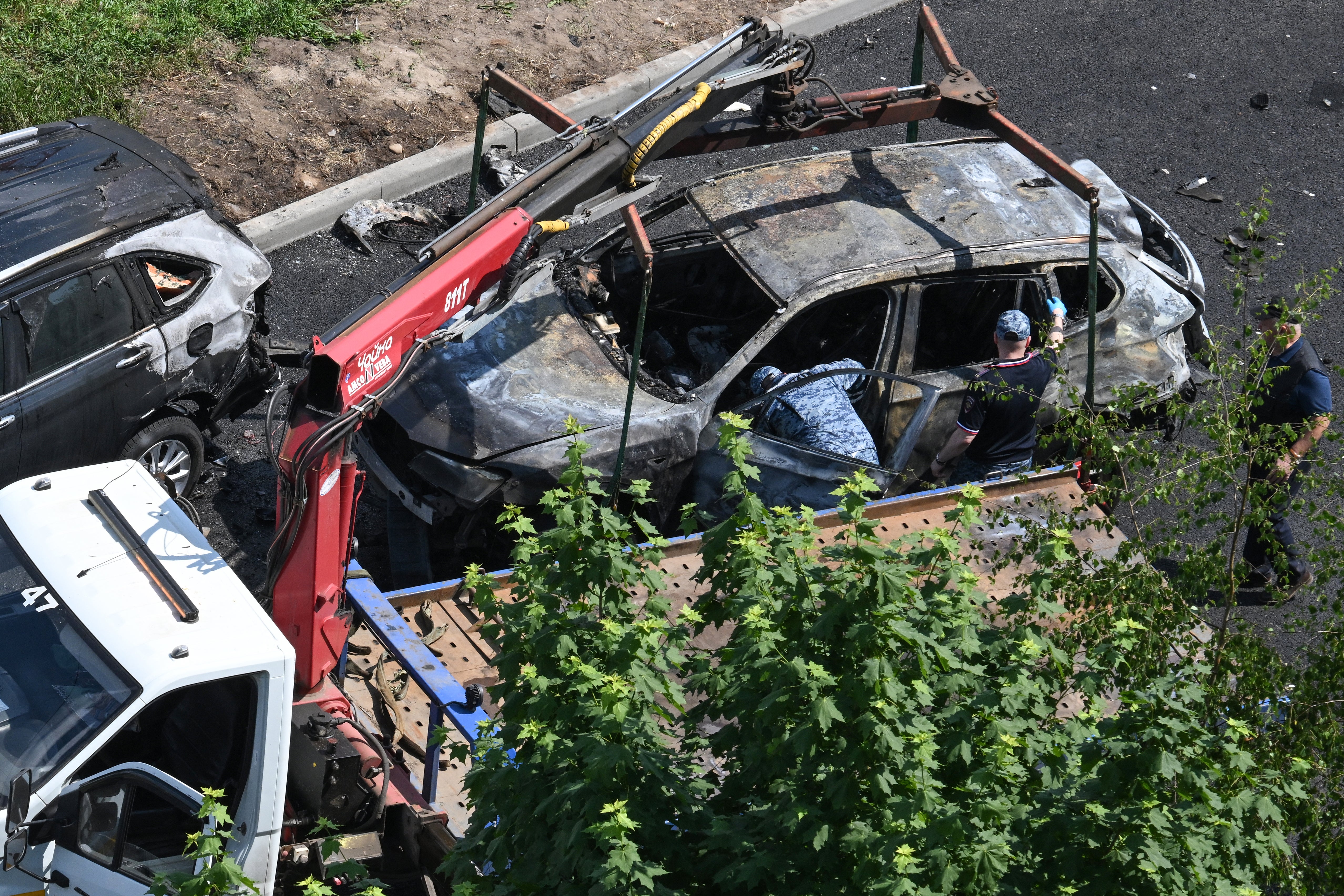 Istražitelji rade na mjestu eksplozije automobila bombe koja je ubila generala Damira Davydova u Balashikhi, u blizini Moskve, 9. lipnja