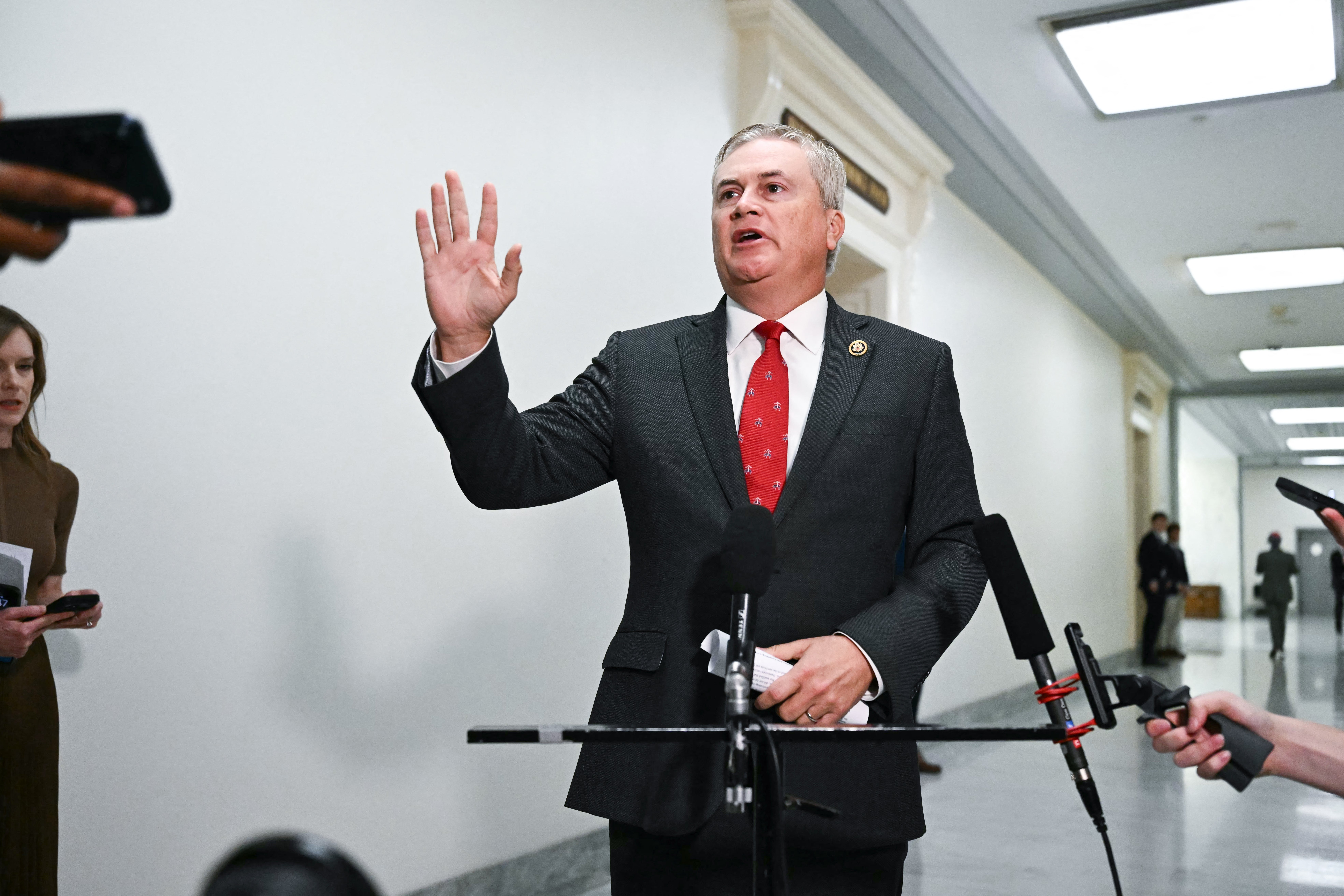 Republikanski predsjednik odbora James Comer pozvao je Gatesa na sudski poziv za svjedočenje nakon što je otkrio da Epsteinovi dosjei Ministarstva pravosuđa sadrže 'informacije' koje bi mogle pomoći u dugotrajnoj istrazi pokojnog seksualnog prijestupnika