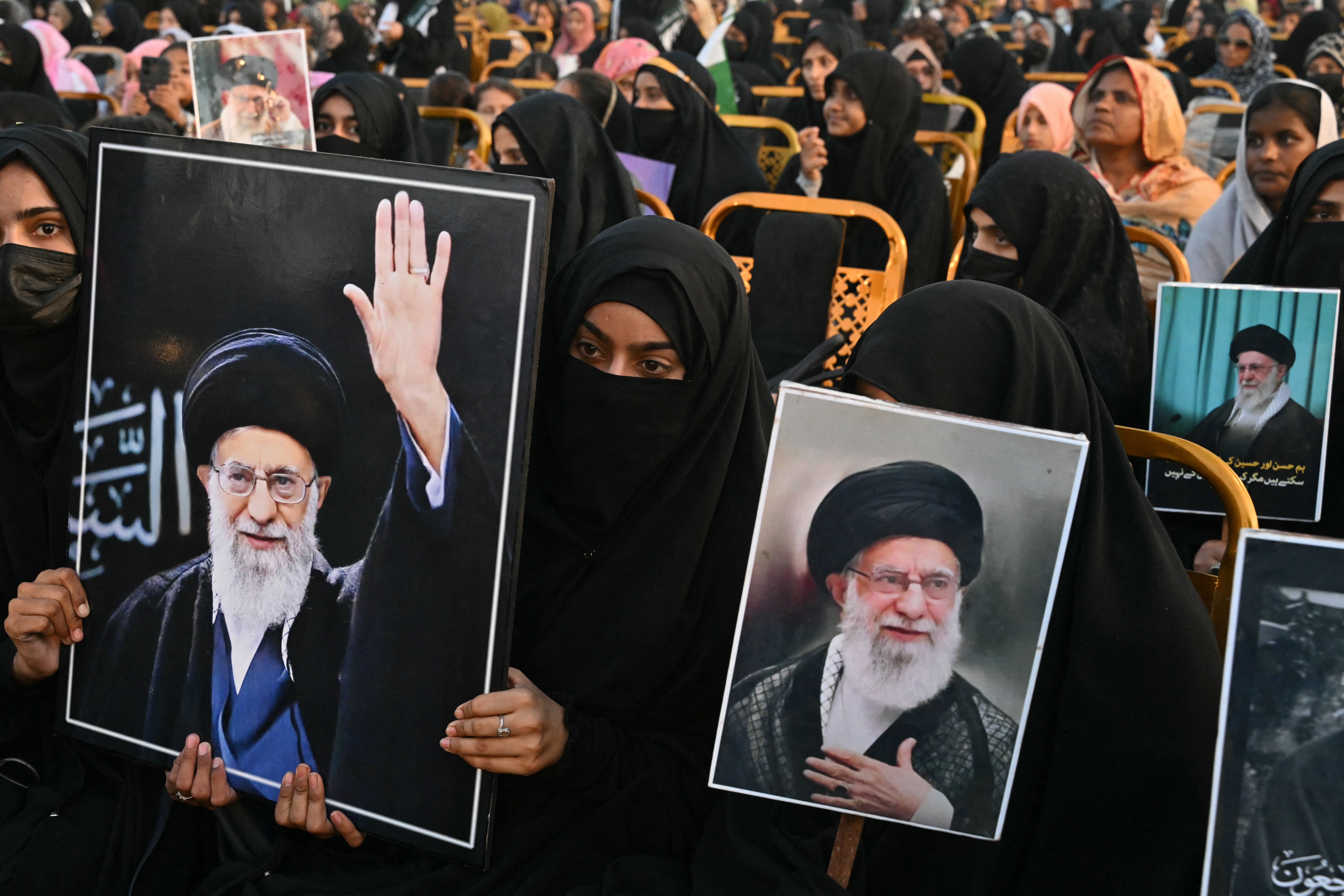 Aktivisti nose portrete ubijenog iranskog vrhovnog vođe ajatolaha Ali Khameneija dok odaju počast u Minar-e-Pakistanu u Lahoreu