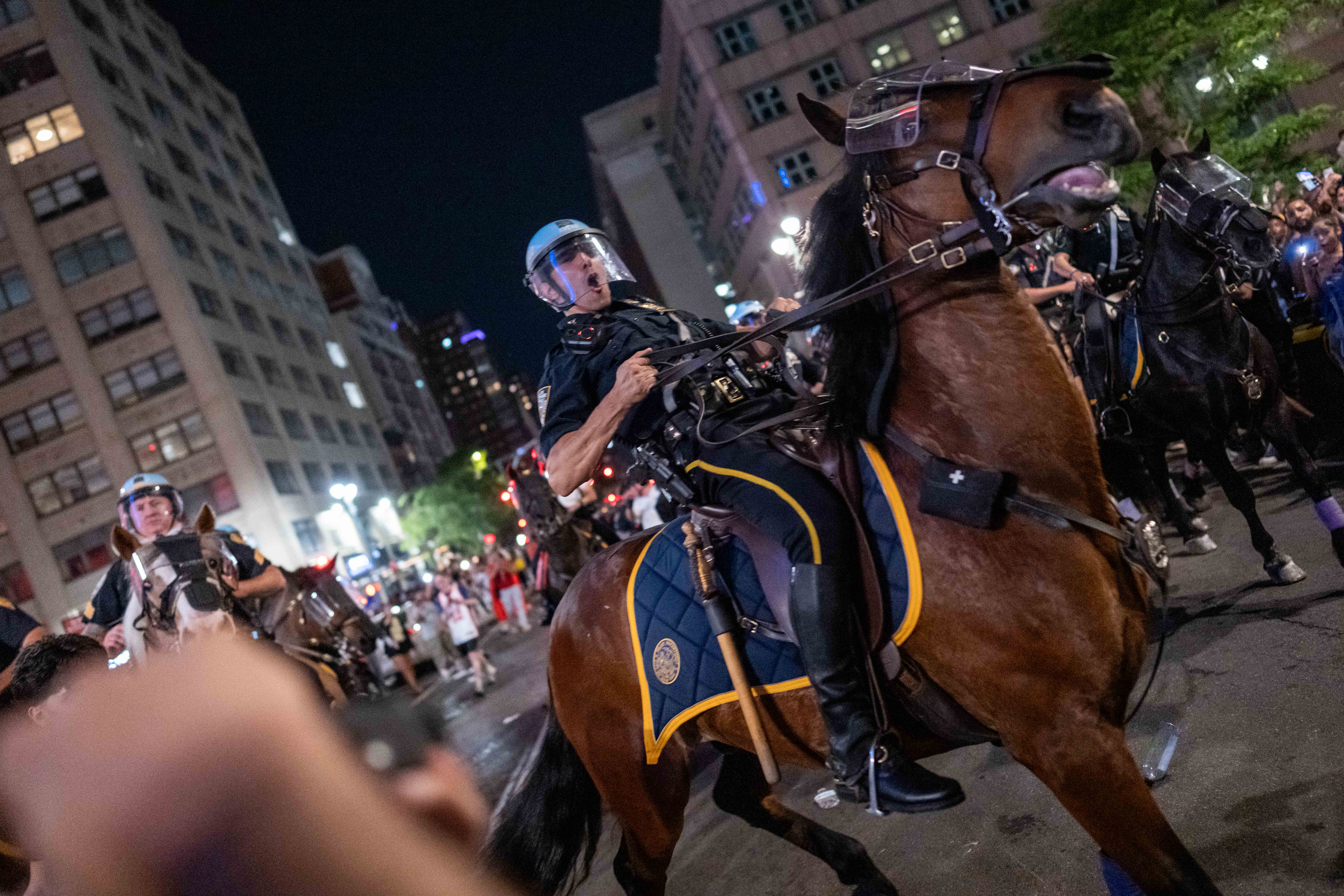 : Konjička postrojba NYPD vraća navijače New York Knicksa dok slave svoju pobjedu protiv San Antonio Spursa u utakmici 5 NBA finala 13. lipnja 2026. u New Yorku