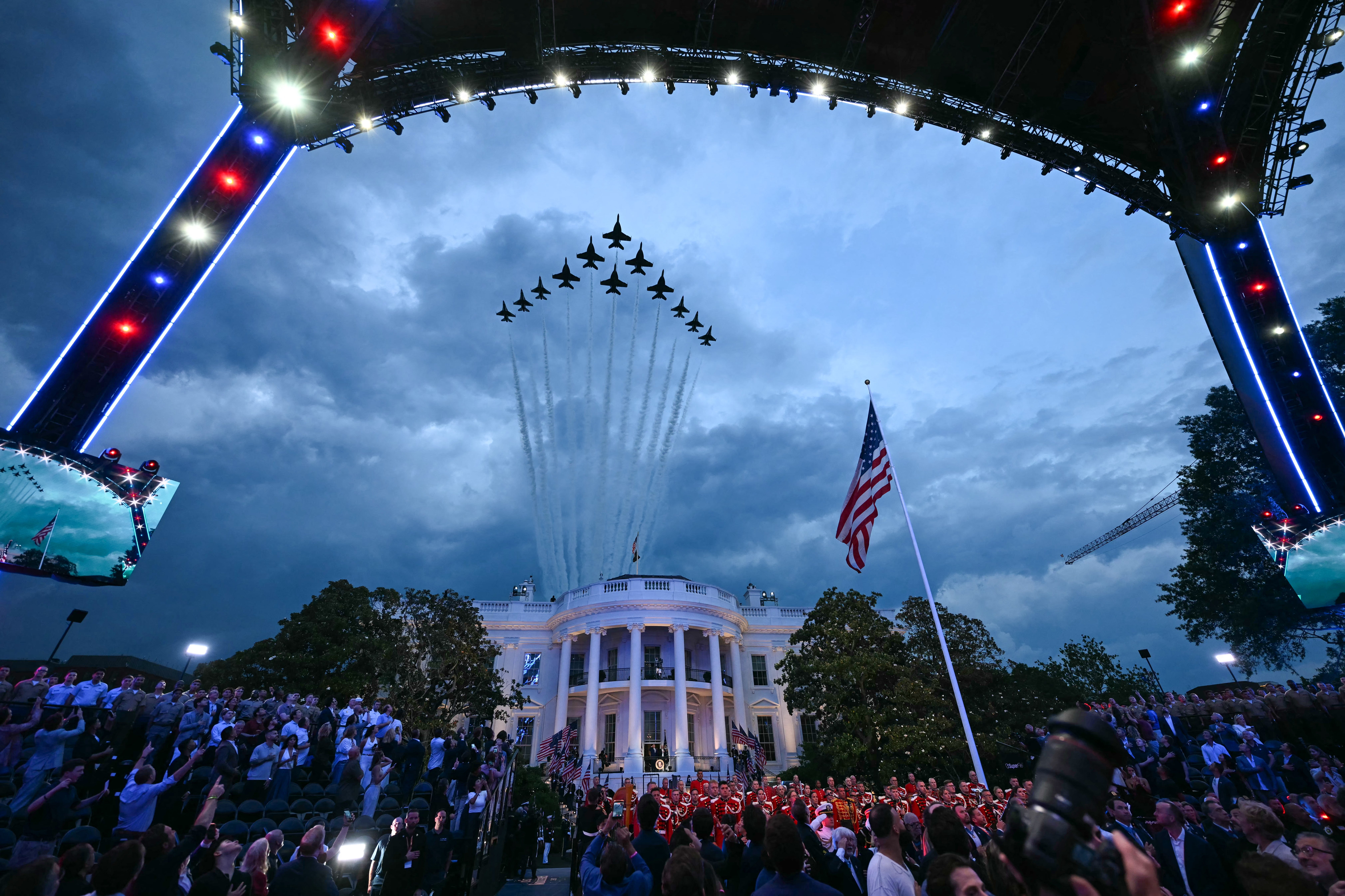 Bijela kuća bila je domaćin preleta i UFC borbe za proslavu Freedom 250, koja se također poklopila s Danom zastave i rođendanom Donalda Trumpa