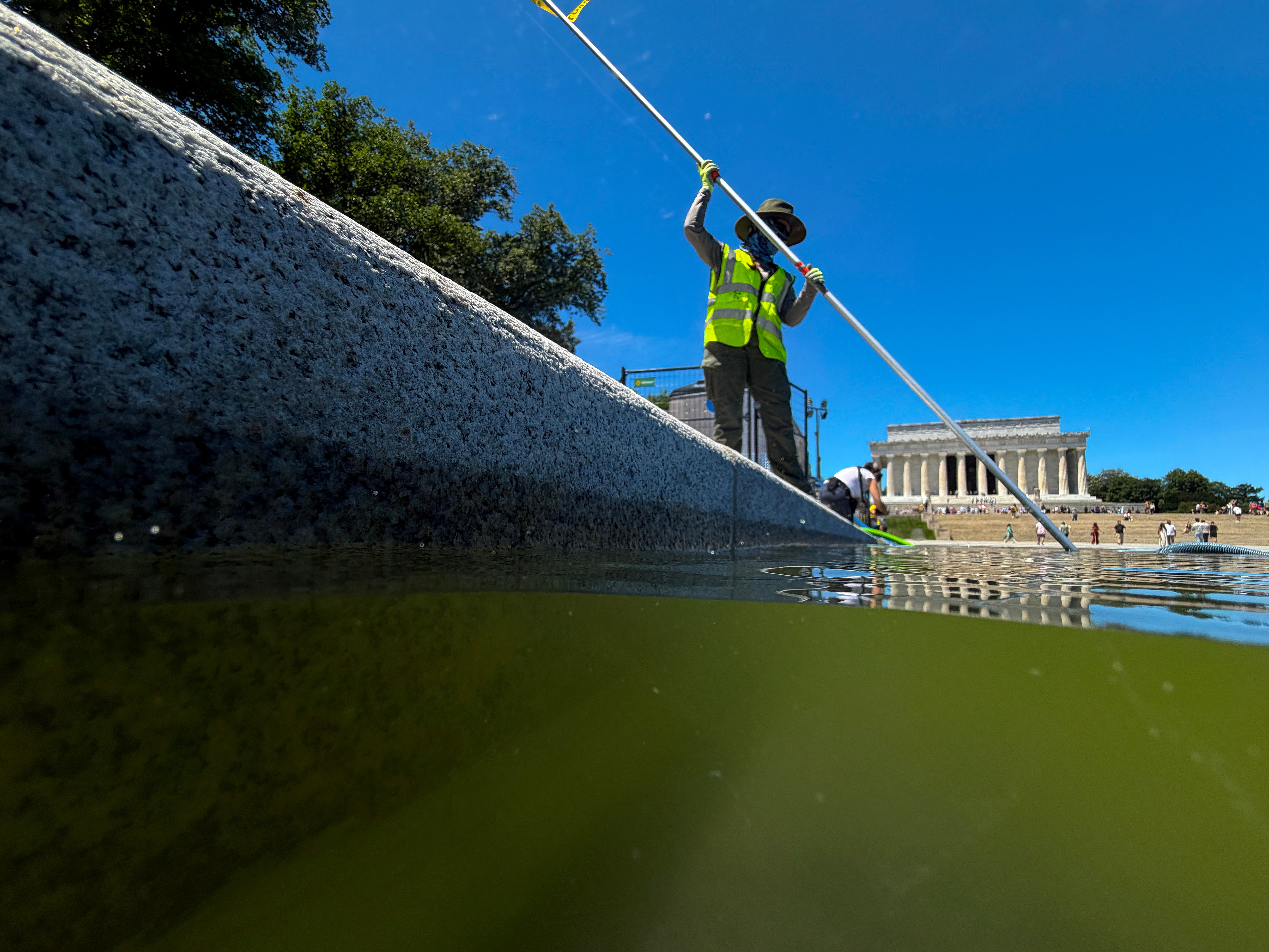 Trumpova administracija označila je operaciju čišćenja algi u Lincoln Memorial Reflecting Pool 'regionalnim i nacionalnim prioritetom' u e-poruci osoblju uoči proslave 4. srpnja, navodi se u izvješću
