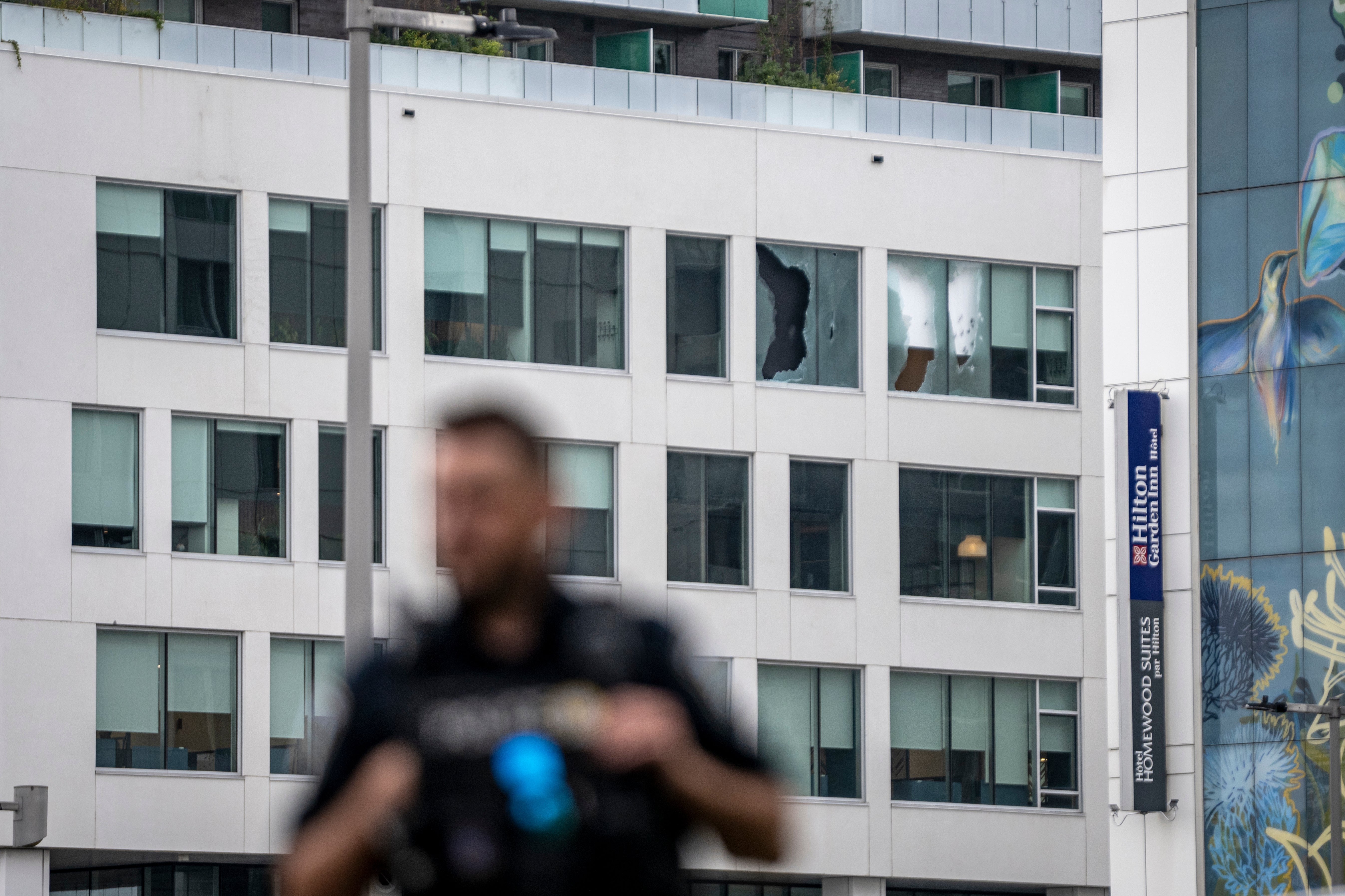 Pucnjava se smatra domaćim slučajem, a ne potencijalnom terorističkom prijetnjom, a policijski nadzornik istražuje kako je civil ubijen tijekom incidenta