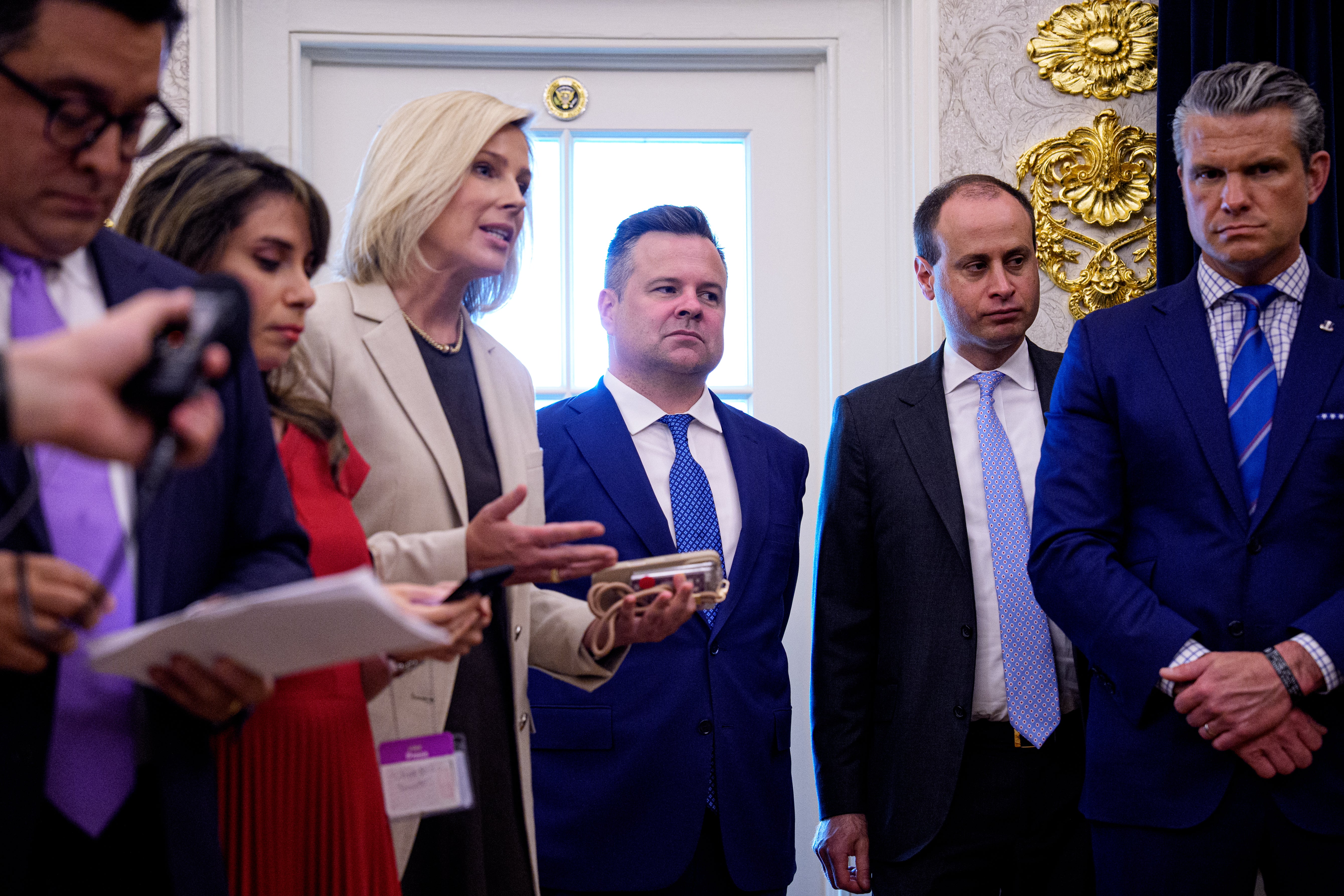 Demokrati su upozorili da bi Pulteov nedostatak obavještajnog iskustva mogao predstavljati 'rizik za nacionalnu sigurnost' i rekli su da su zabrinuti zbog izvješća o otpuštanjima