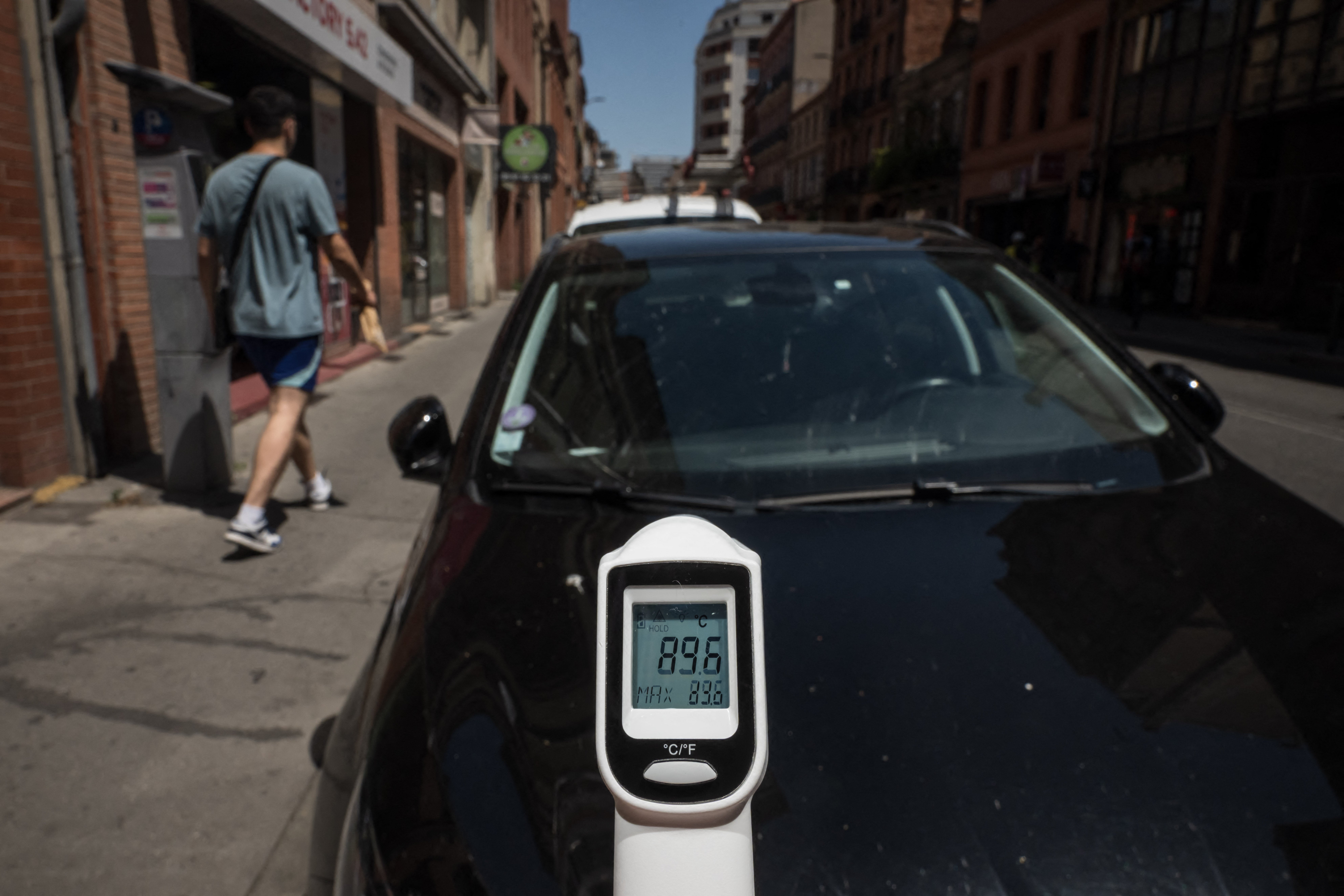 Termometar pokazuje temperaturu od 89,6 stupnjeva Celzijevih na automobilu u francuskom toplinskom valu