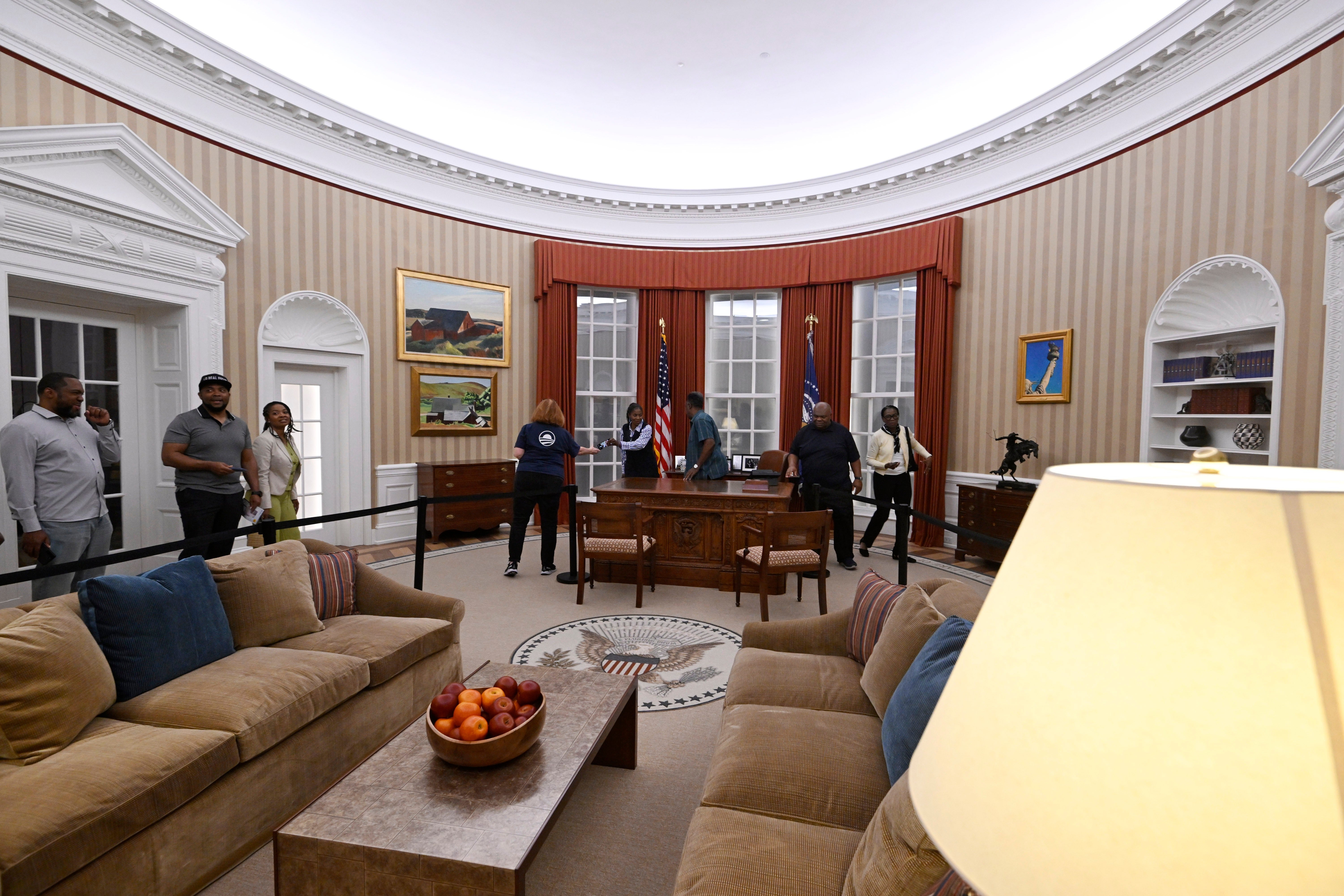 Posjetitelji obilaze repliku Ovalnog ureda bivšeg predsjednika Baracka Obame u Obaminom predsjedničkom centru