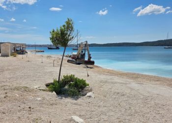 APSURDISTAN Načelnik Segeta možda upravo nasipava pomorsko dobro i ubija more pred vlastitim kafićem: “Za ručnik više!”