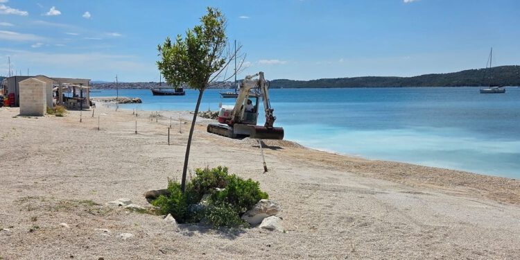 APSURDISTAN Načelnik Segeta možda upravo nasipava pomorsko dobro i ubija more pred vlastitim kafićem: “Za ručnik više!”