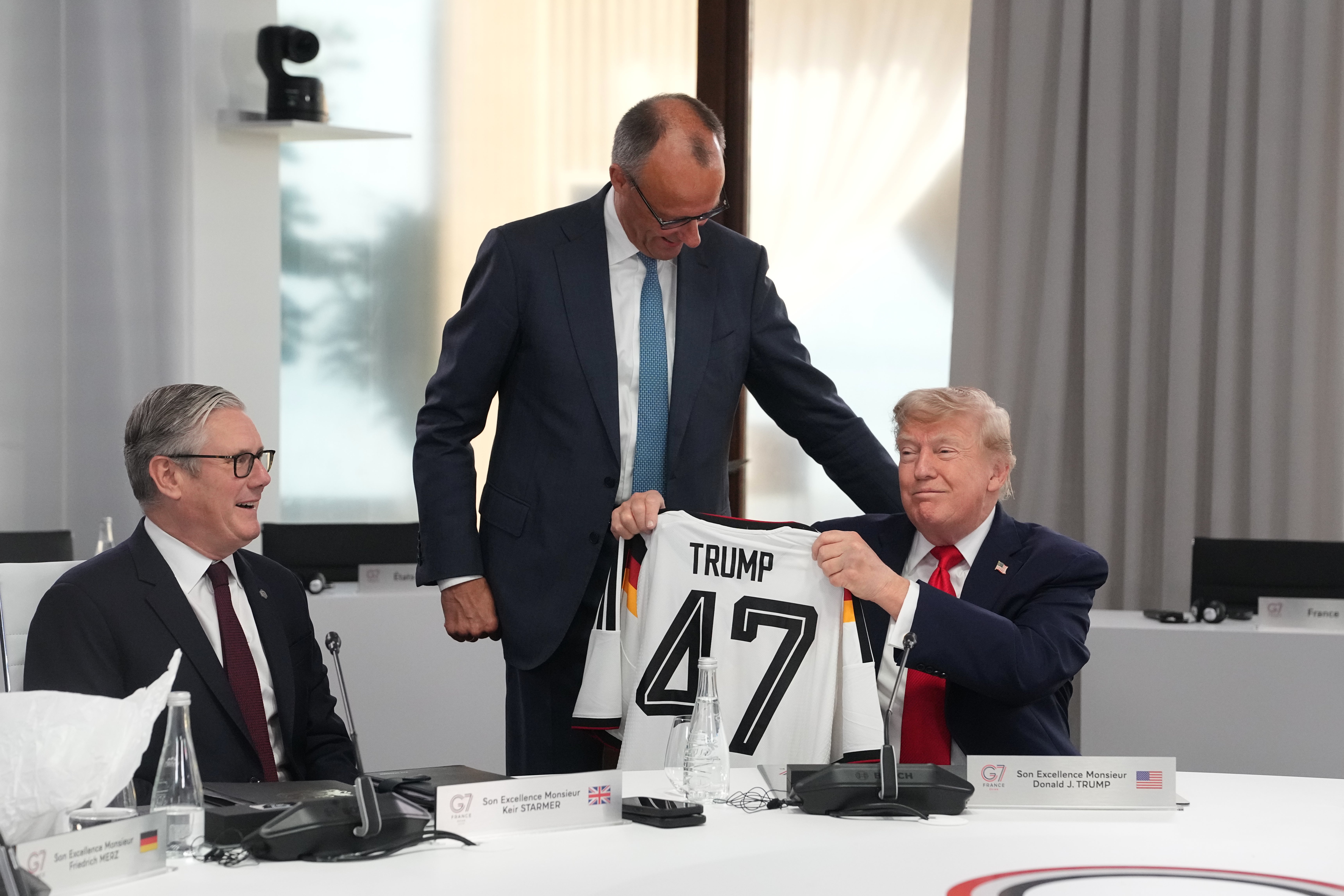 Friedrich Merz s Trumpom nakon što je dobio dres s brojem '47' kao 47. predsjednik SAD-a
