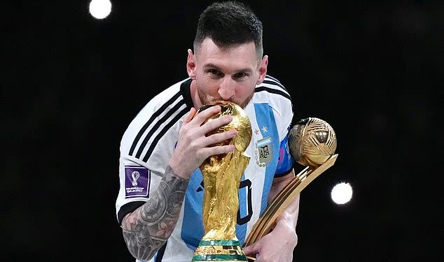 Argentinski navijači svoju stranu još uvijek vide kao ‘Lionela Messija i još 10 drugih’… ali na svom šestom Svjetskom prvenstvu i u dobi od 38 godina, maestro je možda periferniji nego ikad prije, piše IAN HERBERT