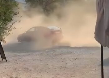 Autom divljao uz plažu u Kaštel Gomilici