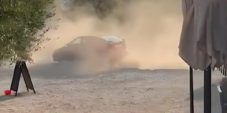 Autom divljao uz plažu u Kaštel Gomilici