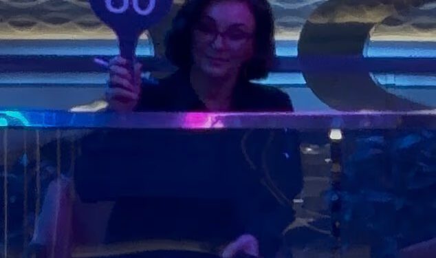 BBC je pokrenuo istragu protiv Shirley Ballas nakon što joj je tvrtka za luksuzna krstarenja platila više od 10.000 funti da stvori emisiju u strogom stilu bez dopuštenja