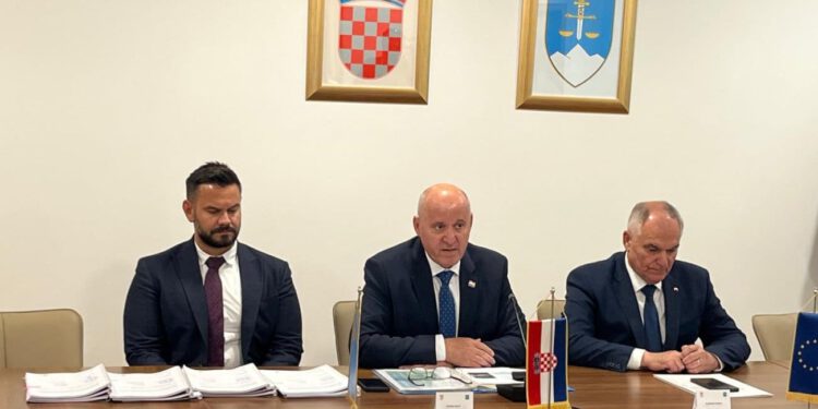 Bačić u Dugopolju uručio ugovore vrijedne 4,5 milijuna eura i razgovarao o stanovanju mladih