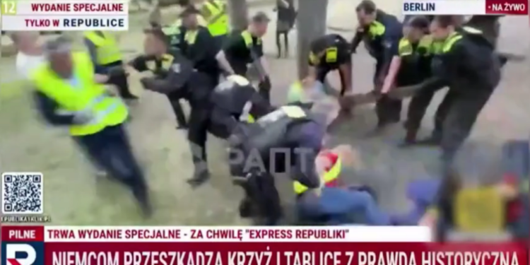 Berlinska policija prekinula odavanje počasti poljskim žrtvama nacizma (VIDEO) — RT World News