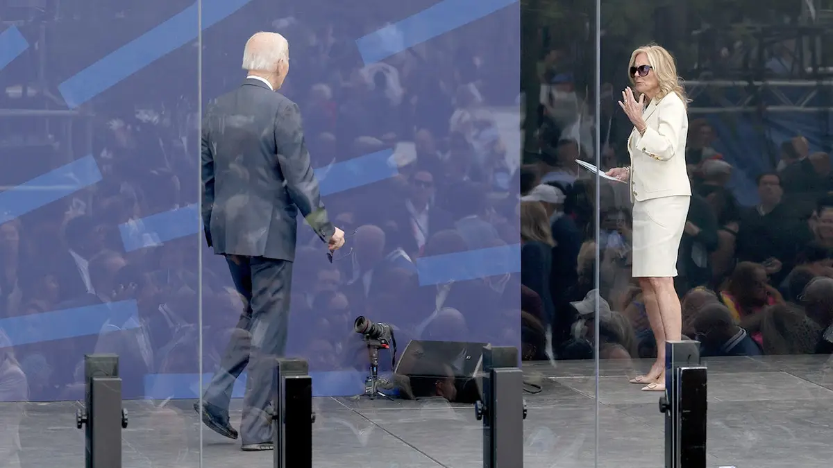 Joe Biden i Jill Biden stoje na pozornici tijekom događaja na otvorenom.