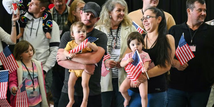 Bijelim Južnoafrikancima dane su konzervativne PragerU knjige o obrnutom rasizmu i američkim zastavama kad stignu u SAD