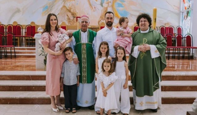 Biskup Perić u Mostaru krstio šesto dijete obitelji Zadro