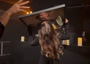 Bivša Jakea Halla, Chloe Lewis ljubi sliku pokojne zvijezde dok pleše na pozornici dok njegov brat izvodi DJ set, a ožalošćeni skaču na ogromnoj umjetničkoj instalaciji na ‘nekonvencionalnom’ sprovodu