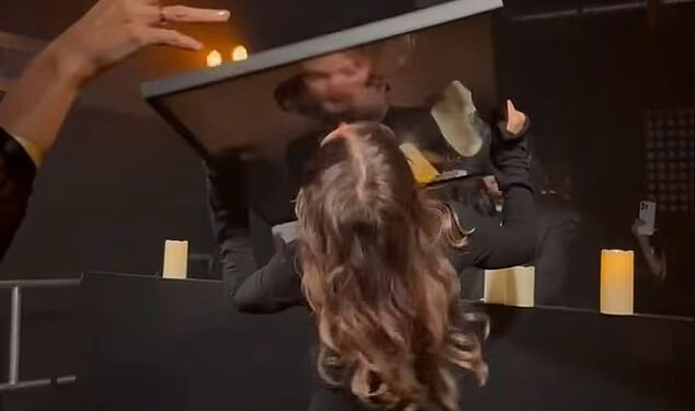 Bivša Jakea Halla, Chloe Lewis ljubi sliku pokojne zvijezde dok pleše na pozornici dok njegov brat izvodi DJ set, a ožalošćeni skaču na ogromnoj umjetničkoj instalaciji na ‘nekonvencionalnom’ sprovodu