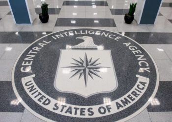 Bivšem dužnosniku CIA-e optuženom za krađu 40 milijuna dolara u zlatnim polugama naređeno je da ostane u zatvoru