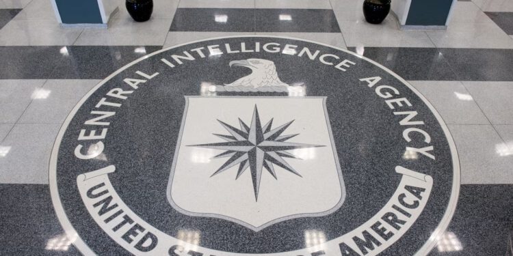 Bivšem dužnosniku CIA-e optuženom za krađu 40 milijuna dolara u zlatnim polugama naređeno je da ostane u zatvoru