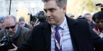 Bivši voditelj CNN-a Jim Acosta uspoređuje uklanjanje Kennedy centra s Berlinskim zidom