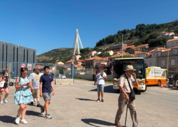 Bookeri na kolodvoru trče pred turiste, a vozači Libertasa strahuju da ih ne pregaze, Lučka uprava: ‘Ukidat ćemo koncesije!’