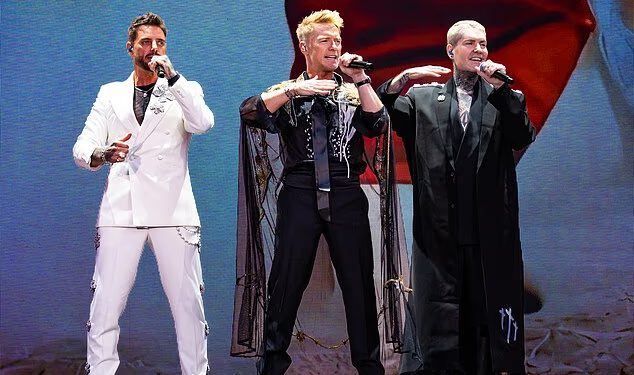 Boyzone odaje iskrenu počast preminulom Stephenu Gatelyju jer kažu da mogu ‘osjetiti njegov duh’ na oproštajnom koncertu – 17 godina nakon njegove tragične smrti