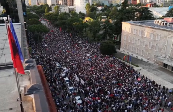 Brojni pripadnici albanske dijaspore dolaze u zemlju kako bi se pridružili velikim prosvjedima