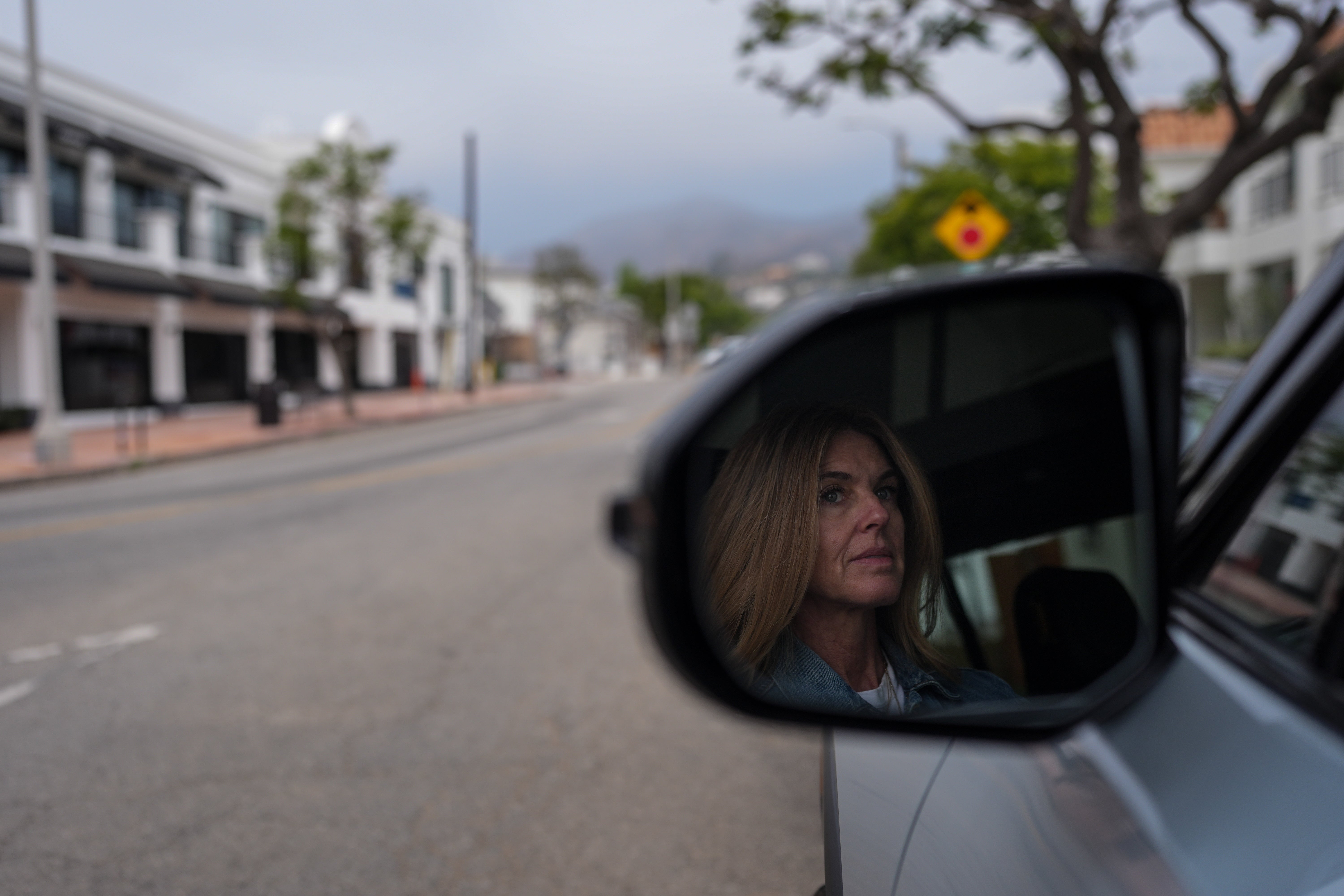 Meghan Wald pozira za fotografiju u svom automobilu u četvrti Pacific Palisades u Los Angelesu