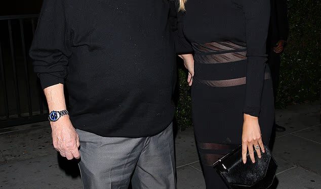 Chrissy Teigen otkriva da je otac Ronald Teigen umro samo nekoliko dana prije nego što je napunio 74 godine u srceparajućoj objavi