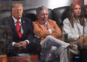 Čini se da Trump drijema tijekom kontroverznog putovanja kako bi gledao NBA finale u New Yorku