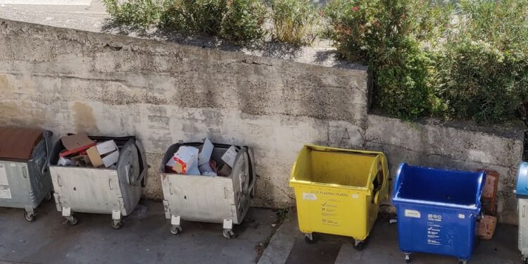 Čistoća Split uputila važnu obavijest: Večeras izvanredno pražnjenje kanti u Podstrani