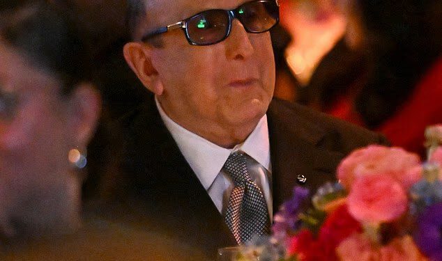 Clive Davis preminuo u 94. godini: Preminuo glazbeni izvršni titan odgovoran za karijere Whitney Houston i Brucea Springsteena