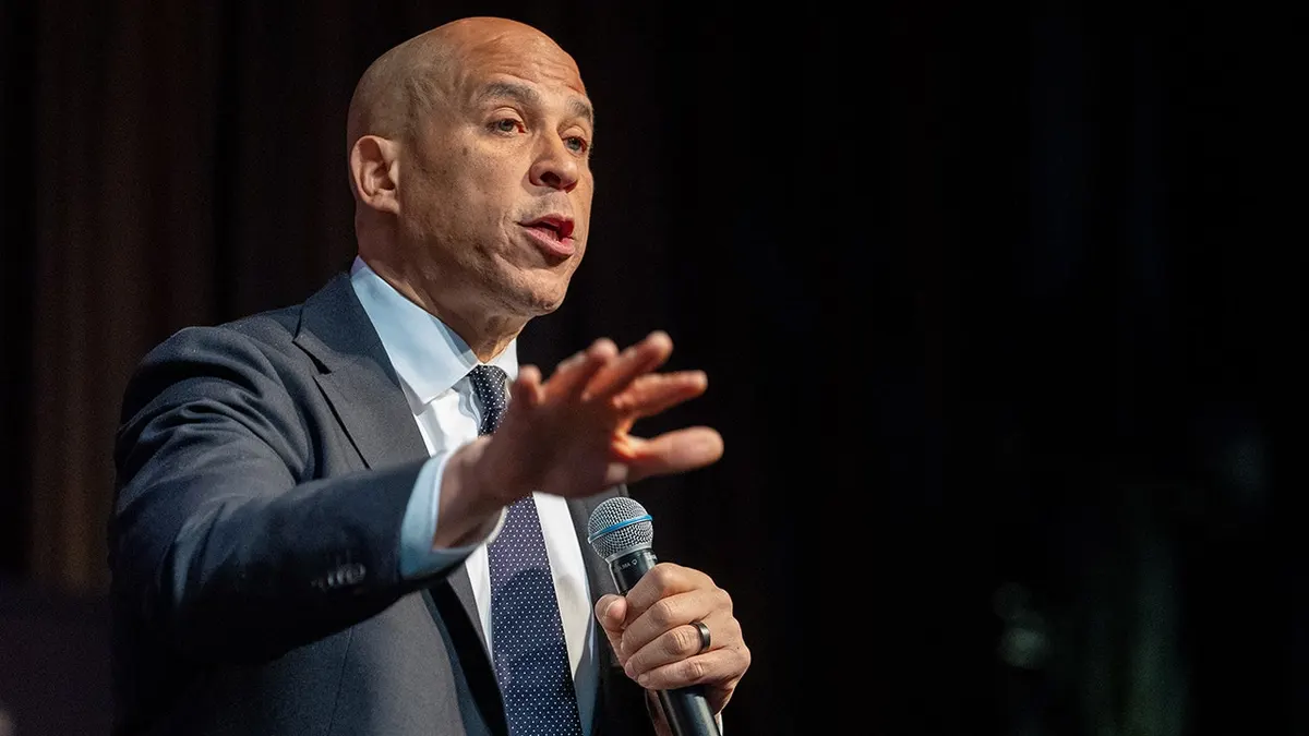 Senator Booker govori u mikrofon.