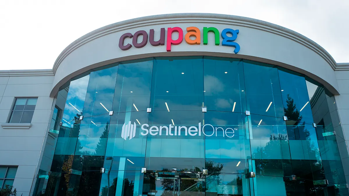 Logotipi Coupanga i SentinelOne prikazani na fasadi zgrade u Mountain Viewu u Kaliforniji
