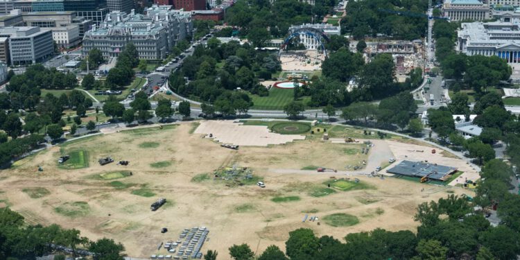 DC Ellipse pretvoren u samo prljavštinu nakon gledanja zabave za Trumpovu UFC borbu u kavezu