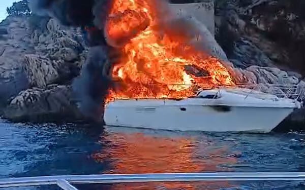 DRAMA KOD DUBROVNIKA Buknuo požar na luksuznoj jahti, nakon teške borbe s plamenom potonula na 30 metara!