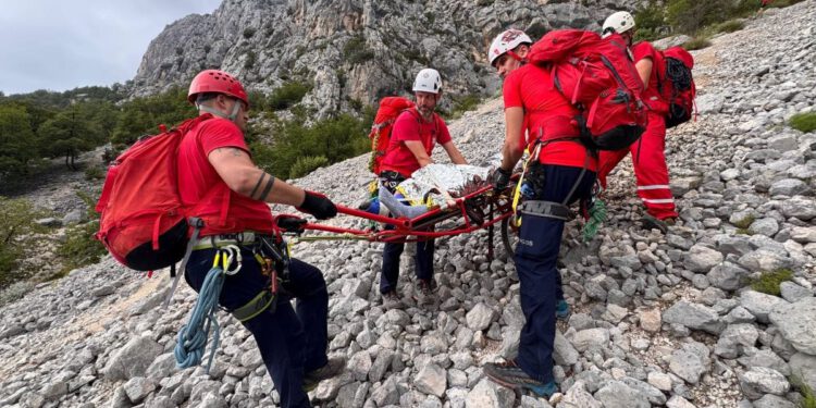 DRAMATIČNA AKCIJA NA BIOKOVU Spašavatelji unatoč izostanku helikoptera satima nosili teško ozlijeđenog stranca