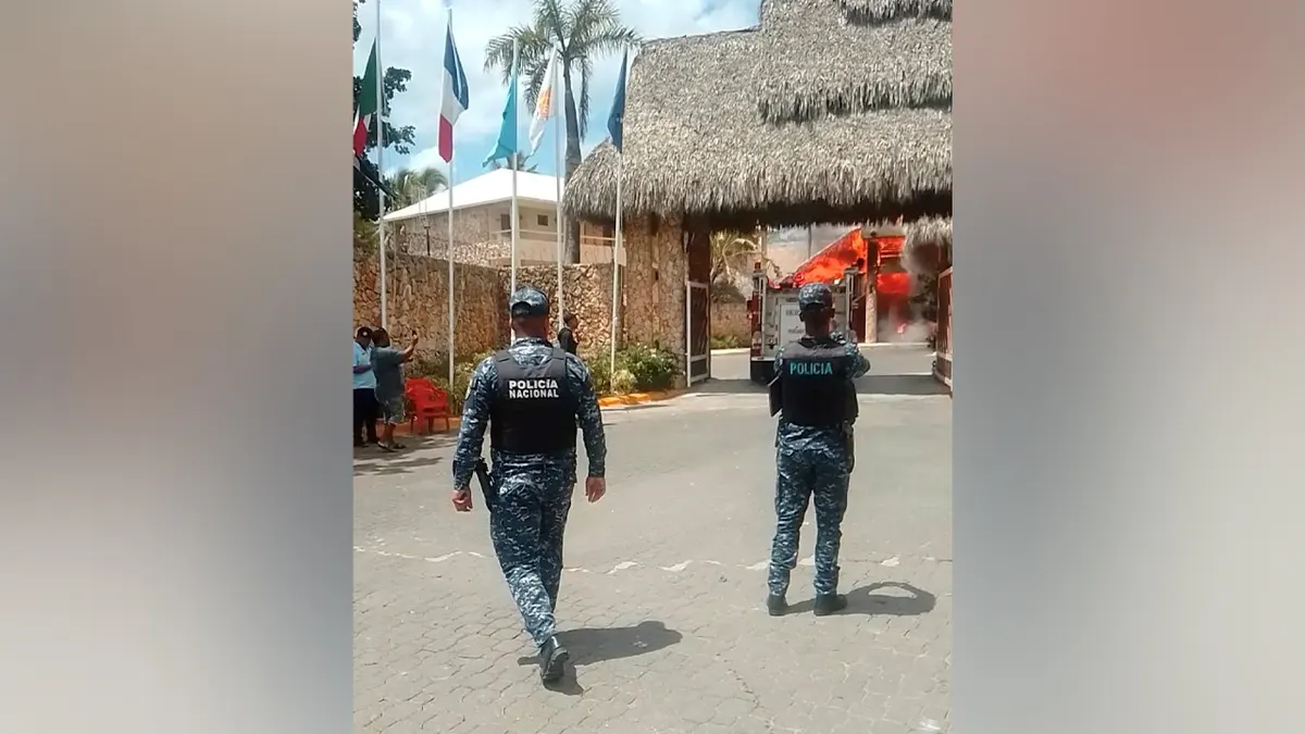 Policijski službenici djeluju nakon požara u odmaralištu Viva Dominicus u Bayahibeu, La Altagracia, Dominikanska Republika, 19. lipnja 2026.